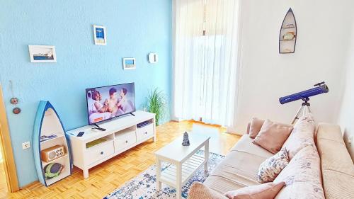 Il comprend un salon doté d'un canapé et d'une télévision à écran plat. dans l'établissement Apartment Sole di Pola, à Pula
