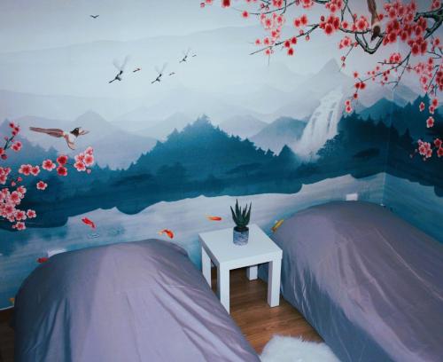 ein Schlafzimmer mit einem Wandbild aus Bergen und Vögeln in der Unterkunft Appartement cosy près de Paris. in Livry-Gargan