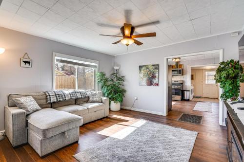 Posezení v ubytování Pet-Friendly Colorado Retreat with Patio and Fire Pit!