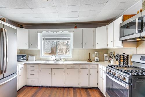 Kuchyň nebo kuchyňský kout v ubytování Pet-Friendly Colorado Retreat with Patio and Fire Pit!