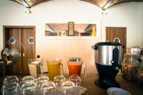 a counter with glasses and a juicer on a table at Chateau Nightingales in Hostouň