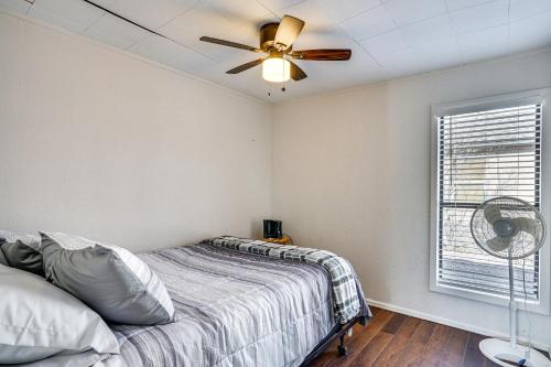 - une chambre avec un lit et un ventilateur de plafond dans l'établissement Pet-Friendly Colorado Retreat with Patio and Fire Pit!, à Canon City