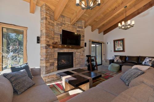 sala de estar con sofás y chimenea en Village Treehouse #1 en Mammoth Lakes