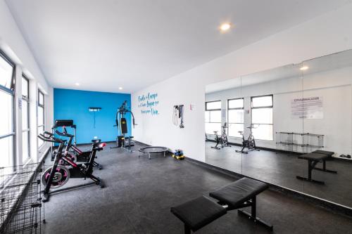 a gym with several exercise bikes in a room at 2min plaza Galerías y 5 min de playa by PartnerHost in Mazatlán