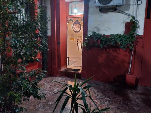 ナポリにあるMade in Naples Apartmentの時計付きの扉