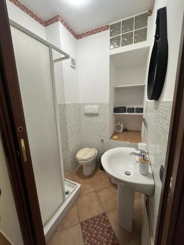 ein Bad mit einem WC, einem Waschbecken und einer Dusche in der Unterkunft MAESTRALE CASA VACANZA in Isola delle Femmine
