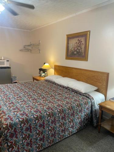 une chambre d'hôtel avec un lit dans une chambre dans l'établissement The Valley Inn, à Maggie Valley