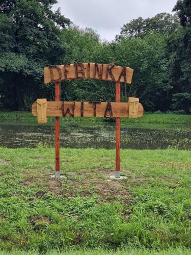 a wooden sign in the middle of a field at Mieszkanie na wsi in Trzebiel