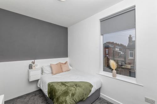 Een bed of bedden in een kamer bij Luxury York Stay,Mini Hotel, Hartlepool City Centre