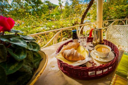 una cesta de pan y una taza de café sobre una mesa en La casa dei Paggi, en Sestri Levante