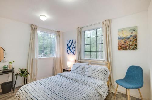una camera con letto e sedia blu di Willis Cabin on 6 Acres - Close to the Lake! a Willis