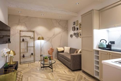 un salon avec un canapé et une table dans l'établissement Le 34, à Saint-Tropez