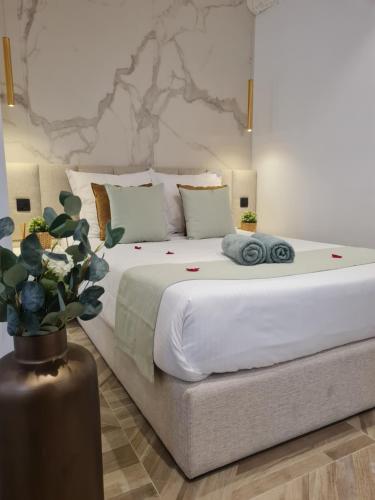 1 dormitorio con 1 cama blanca grande en una habitación en Le 34, en Saint-Tropez
