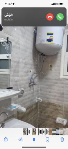 Habitación con baño con lavabo y aseo. en Fully furniture apartment in Madinty Egypt, en Madinaty