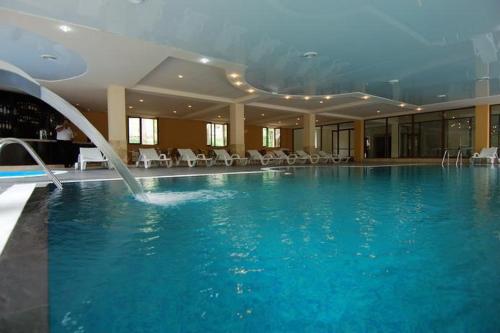 duży basen z fontanną w budynku w obiekcie Arthurs Aghveran Resort w mieście Aghweran