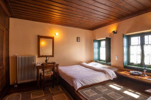 Кровать или кровати в номере Troas Traditional Guesthouse