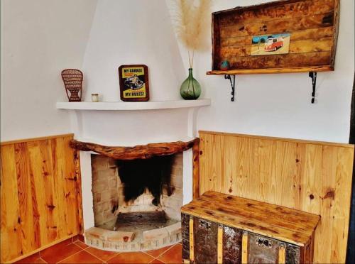 een woonkamer met open haard en een tafel bij Loft rural in Granada