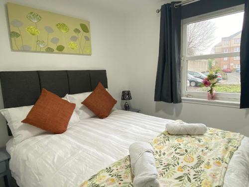 Säng eller sängar i ett rum på East Coast City Centre Dunfermline Apartment