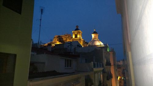 - une vue sur un bâtiment la nuit dans l'établissement Apartamentos Boni, à Alicante