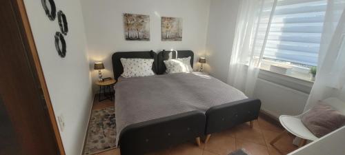 1 dormitorio con cama y ventana en Sweet Home, en Wermelskirchen