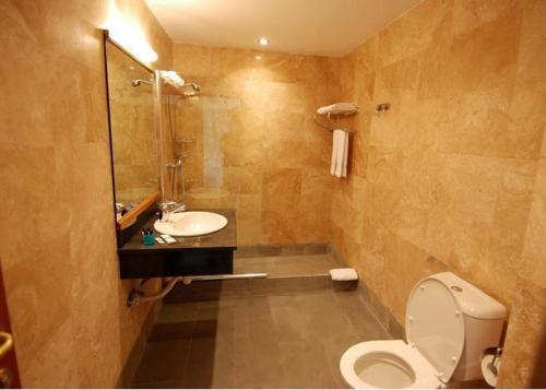 y baño con aseo y lavamanos. en Arthurs Aghveran Resort, en Agveran