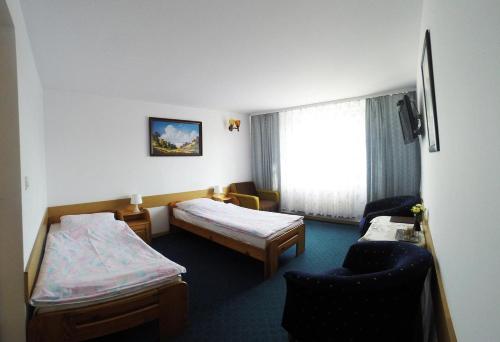 ein Hotelzimmer mit 2 Betten und einem Fenster in der Unterkunft Vanillia in Siestrzeń