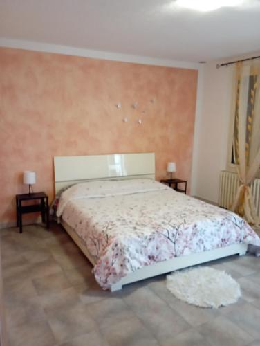 een slaapkamer met een bed en 2 bijzettafels bij Casa Alice in Ciriè