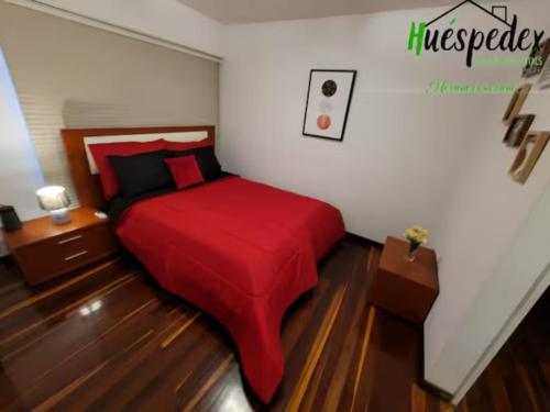 a bedroom with a bed with a red blanket at Hermoso 1Hab+2baños apartamento en el Bosque,Ccs in Caracas