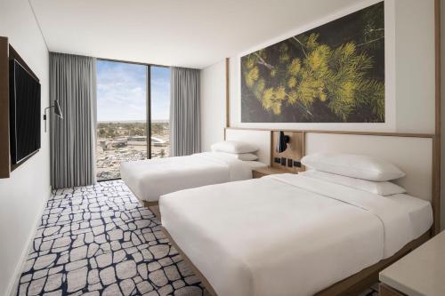 una camera d'albergo con due letti e una finestra di Courtyard by Marriott Perth Murdoch a Fremantle