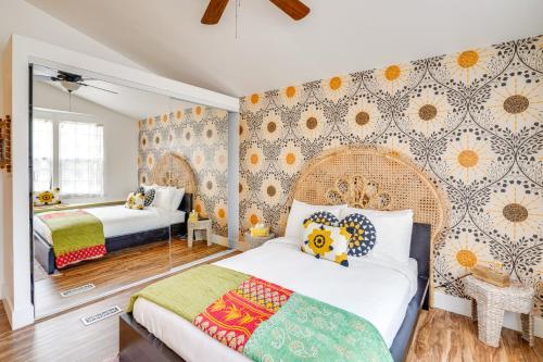 1 dormitorio con 2 camas y una pared con flores en Eclectic Temecula Home about 2 Mi to Wineries!, en Temecula