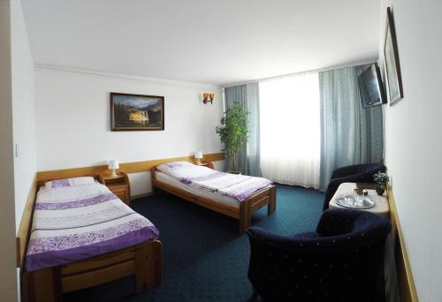 um quarto de hotel com duas camas e uma janela em Vanillia em Siestrzeń