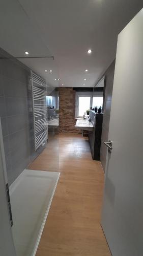 Habitación con pasillo con lavabo y baño. en Ferienwohnung Plintho, en Oberthal