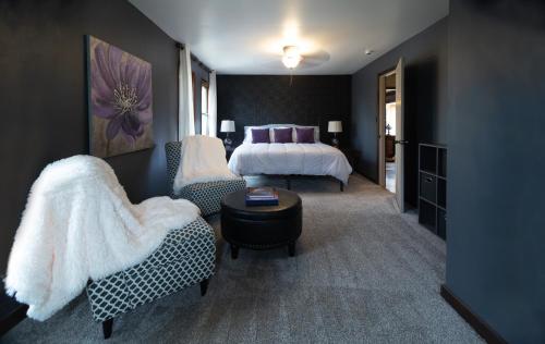 Near Sundown Mountain and Chestnut Mountain Resorts في دوبوك: غرفة نوم بسرير واريكة وطاولة