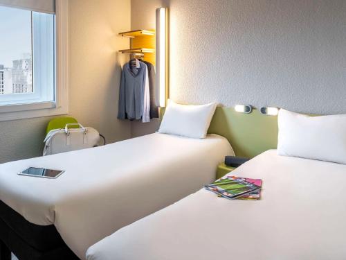 2 letti posti uno accanto all'altro in una stanza di ibis budget Paris Porte de Bercy a Charenton-le-Pont