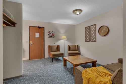 Ruang duduk di SureStay Hotel by Best Western Spicer