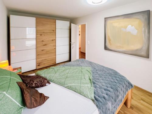 Postel nebo postele na pokoji v ubytování EulenNest Spacious Cozy Home with Private Garden