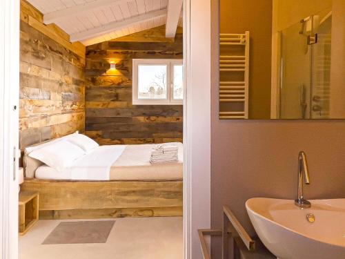 Schlafzimmer mit einem Bett, einem Waschbecken und einem Spiegel in der Unterkunft B&B Non ti scordar di me in Arezzo