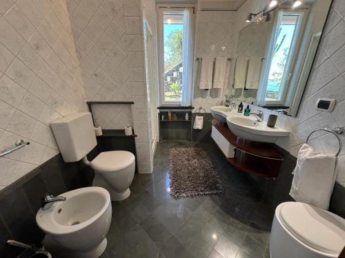 a bathroom with two toilets and a sink and a toilet istg at Villa Marta in Levanto
