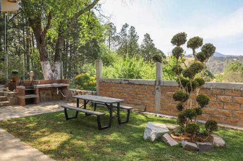 une table de pique-nique et un banc dans une cour dans l'établissement ValZur Hospedaje: Suite Arces, à Villa del Carbón