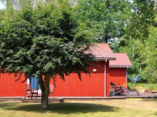 Oddeにある6 person holiday home in Hadsundの目の前の赤い建物