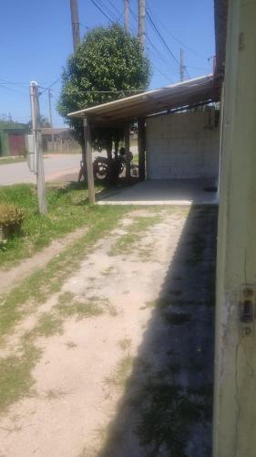 uma garagem vazia com um edifício e uma estrada em Monoambiente Freyja em Chuy