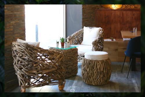 - un salon avec deux chaises et une table dans l'établissement Kuisto, à Montpellier