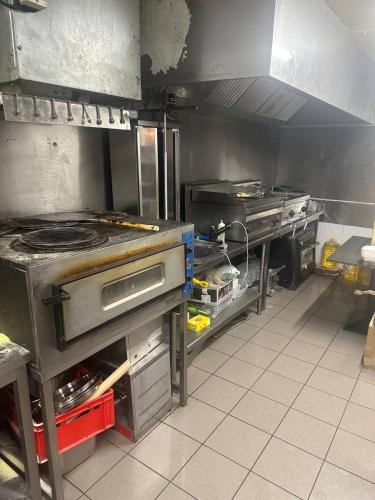 Il comprend une cuisine équipée d'une cuisinière. dans l'établissement Kuisto, à Montpellier