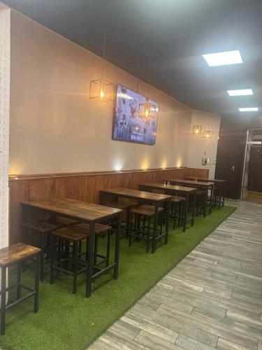 une rangée de tables et de chaises dans un restaurant dans l'établissement Kuisto, à Montpellier