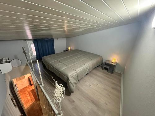 une chambre avec un lit dans une pièce dans l'établissement Maison coeur du village, à Sérignan