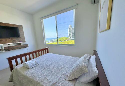 マンタにあるNIZA ESPECTACULAR UBICACION VIA BARBASQUILLOのベッドルーム1室(ベッド1台、大きな窓付)