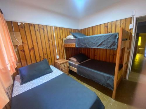 Poschodová posteľ alebo postele v izbe v ubytovaní Cabaña para 12 personas a una cuadra de playa chica