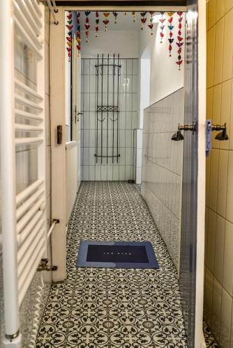 a bathroom with a walk in shower with a tile floor at Ferienwohnung Kaiserblick in Bad Ems