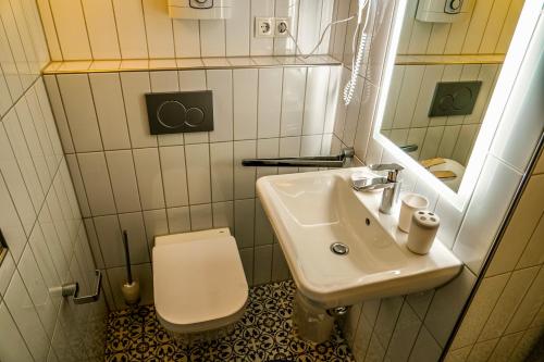 a small bathroom with a sink and a toilet at Ferienwohnung Kaiserblick in Bad Ems