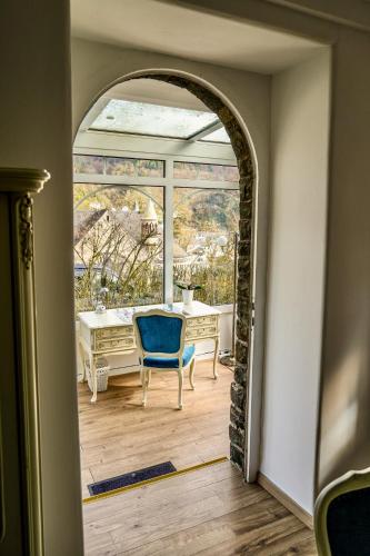 an archway leads into a room with a desk and a window at Ferienwohnung Kaiserblick in Bad Ems